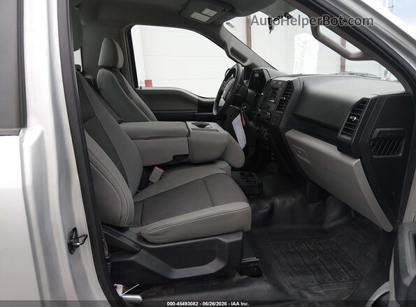 1FTMF1C80HKE26049 2017 FORD F150 Серебряный Вид салона спереди