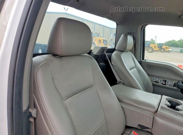 1FTMF1C85HKD44253 2017 FORD F150 White Widok tylnych siedzeń