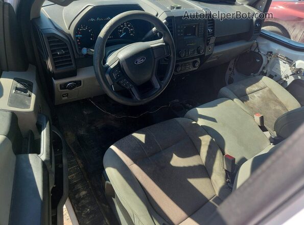 1FTMF1CB3JKE19226 2018 FORD F150 Белый Вид панели приборов