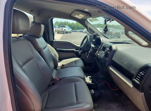 1FTMF1CB5JKD06412 2018 FORD F150 White Widok tylnych siedzeń