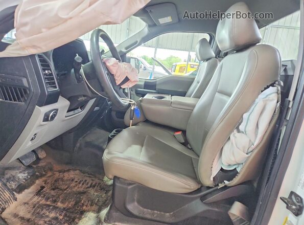 1FTMF1CB5JKD38342 2018 FORD F150 White Vista interior delantera