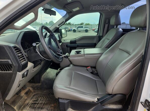 1FTMF1CB7JFE21246 2018 FORD F150 White Widok wnętrza z przodu