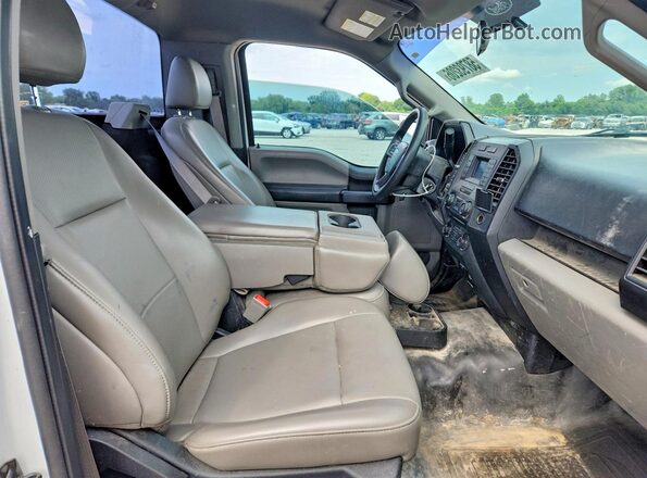 1FTMF1CB7JFE21246 2018 FORD F150 White Widok tylnych siedzeń