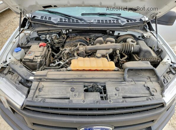1FTMF1CB7JKF27753 2018 FORD F150 White Вид задньої частини салону