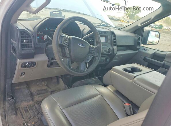 1FTMF1CB9JKC03090 2018 FORD F150 Белый Вид панели приборов
