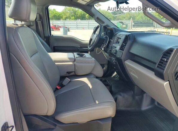 1FTMF1CBXJKF50590 2018 FORD F150 White Widok tylnych siedzeń