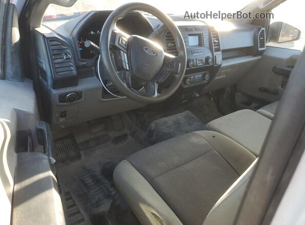 1FTMF1EB0JKC85773 2018 FORD F150 Белый Вид панели приборов