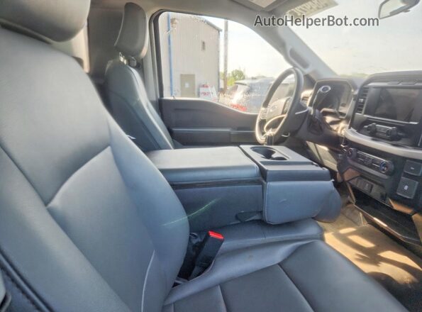 1FTMF1EB6PKE30758 2023 FORD F150 White Widok tylnych siedzeń