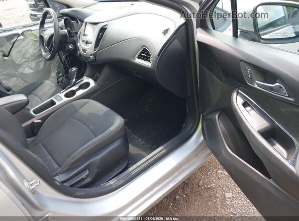 1G1BC5SM5H7213258 2017 CHEVROLET CRUZE Silver Widok wnętrza z przodu