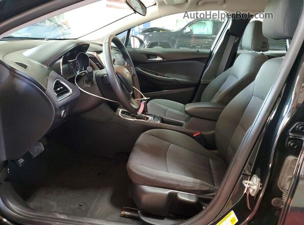 1G1BE5SM2J7169302 2018 CHEVROLET CRUZE Черный Вид салона спереди