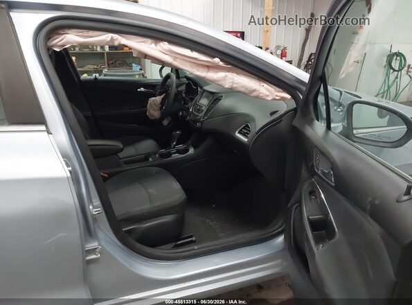 1G1BE5SM4J7217821 2018 CHEVROLET CRUZE Серебряный Вид салона спереди