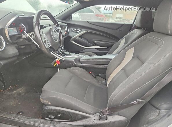 1G1FB1RS2H0156379 2017 CHEVROLET CAMARO Белый Вид салона спереди
