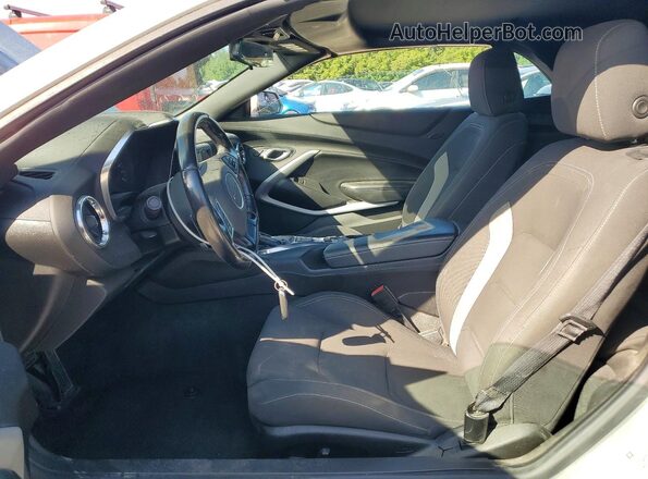 1G1FB3DS1J0155796 2018 CHEVROLET CAMARO Silver Front interior view