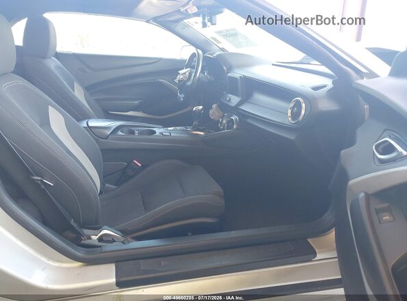 1G1FB3DS3K0111896 2019 CHEVROLET CAMARO Серебряный Вид салона спереди