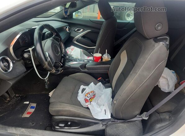1G1FB3DS8H0139332 2017 CHEVROLET CAMARO White Widok wnętrza z przodu