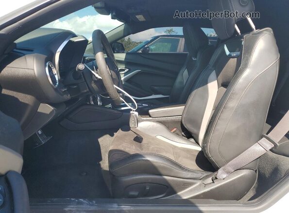1G1FE1R72H0178076 2017 CHEVROLET CAMARO White Widok wnętrza z przodu