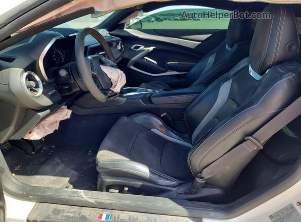 1G1FE1R72J0158626 2018 CHEVROLET CAMARO White Вид салону спереду