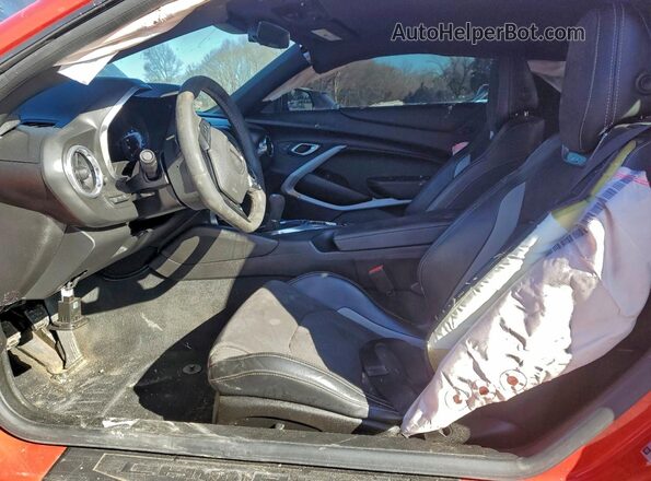 1G1FE1R79J0156873 2018 CHEVROLET CAMARO Red Вид салону спереду