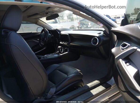 1G1FF1R79H0185992 2017 CHEVROLET CAMARO Серебряный Вид салона спереди