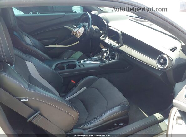 1G1FF1R79L0148563 2020 CHEVROLET CAMARO Белый Вид салона спереди