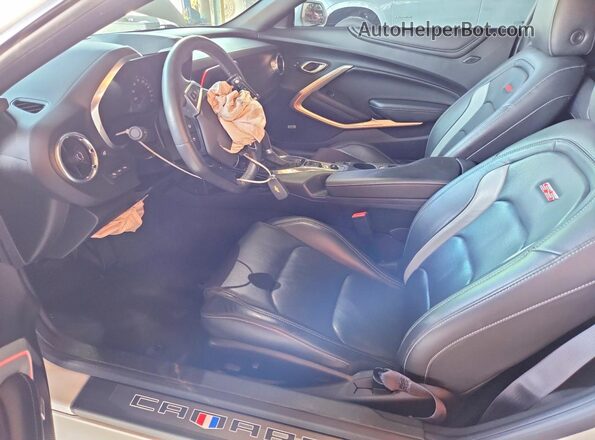 1G1FH1R73H0147362 2017 CHEVROLET CAMARO Белый Вид салона спереди