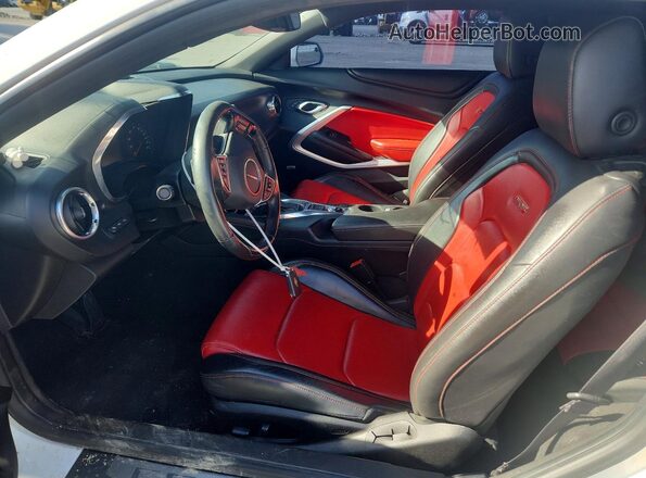 1G1FH1R75J0100534 2018 CHEVROLET CAMARO White Front interior view