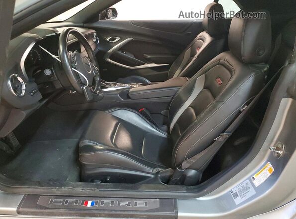1G1FH3D70P0155369 2023 CHEVROLET CAMARO Gray Вид салону спереду
