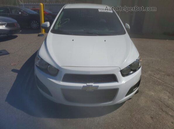 1G1JA6SH5G4174410 2016 CHEVROLET SONIC Белый Вид спереди
