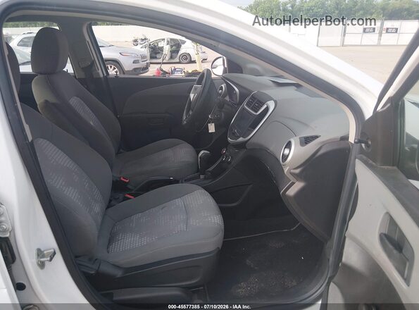 1G1JB5SH9H4176413 2017 CHEVROLET SONIC Белый Вид салона спереди