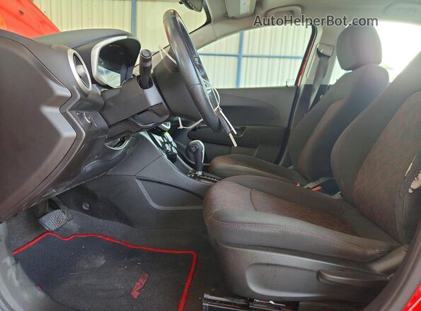 1G1JD5SH2J4106090 2018 CHEVROLET SONIC Red Widok wnętrza z przodu