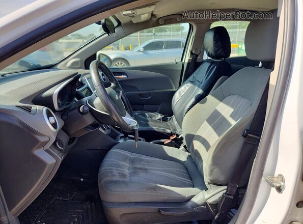 1G1JD5SH9J4108502 2018 CHEVROLET SONIC White Widok wnętrza z przodu