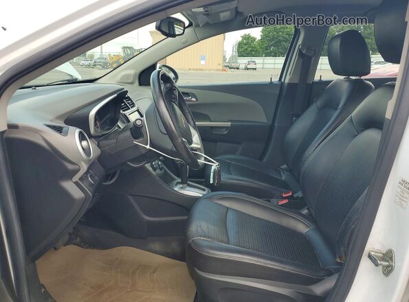 1G1JF5SB7H4133379 2017 CHEVROLET SONIC Белый Вид салона спереди