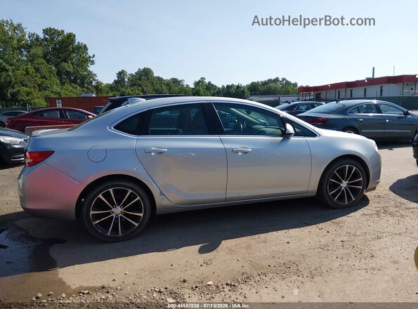 1G4PR5SKXH4104396 2017 BUICK VERANO Silver Widok z przodu