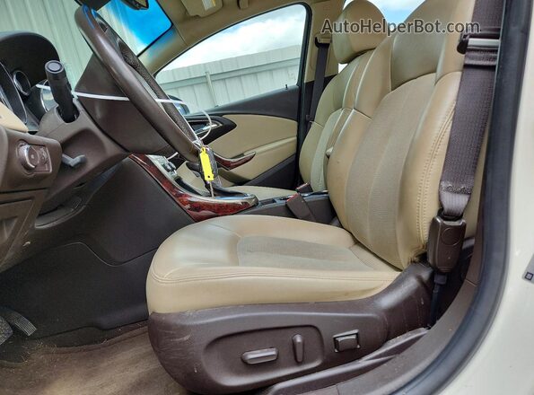 1G4PW5SK3G4132807 2016 BUICK VERANO Cream Widok wnętrza z przodu
