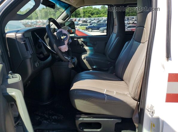 1GAWGEFG0K1308850 2019 CHEVROLET EXPRESS White Widok wnętrza z przodu