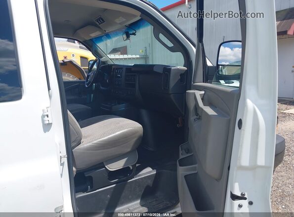 1GAWGEFG0K1340035 2019 CHEVROLET EXPRESS White წინა სალონის ხედი