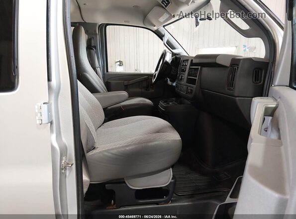 1GAWGEFG3G1243774 2016 CHEVROLET EXPRESS Silver Widok wnętrza z przodu
