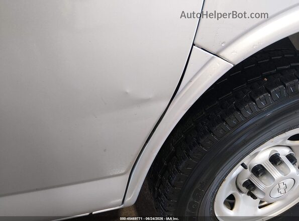 1GAWGEFG3G1243774 2016 CHEVROLET EXPRESS Silver Widok z przodu