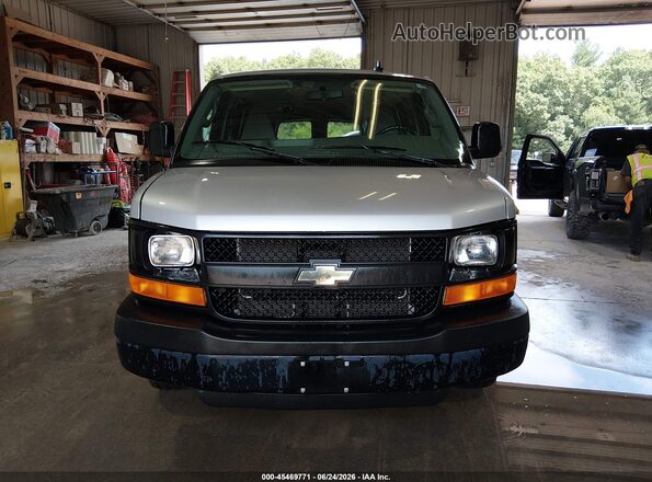 1GAWGEFG3G1243774 2016 CHEVROLET EXPRESS Silver Widok wnętrza z tyłu