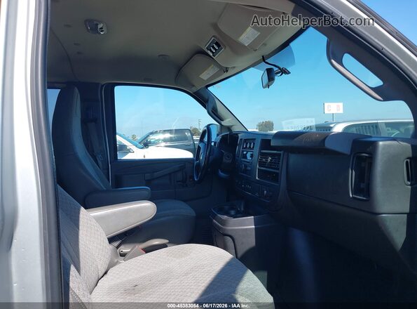 1GAWGEFG7K1281338 2019 CHEVROLET EXPRESS Silver Vista interior delantera