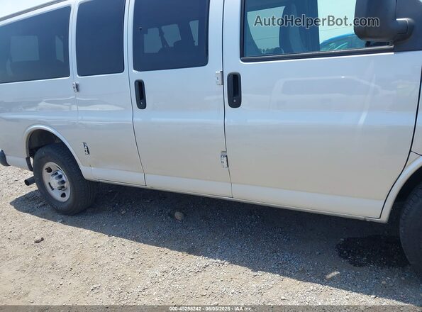 1GAWGEFG9J1300373 2018 CHEVROLET EXPRESS Silver Front view