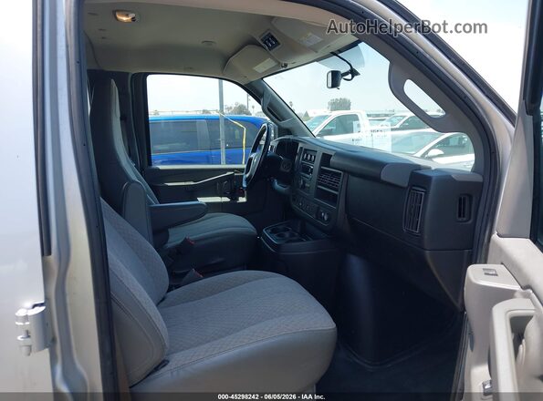 1GAWGEFG9J1300373 2018 CHEVROLET EXPRESS Silver Front interior view