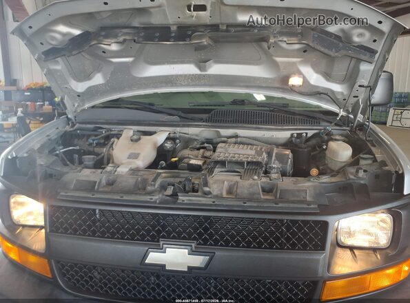 1GAZGNFG2H1293631 2017 CHEVROLET EXPRESS Серебряный Вид сзади