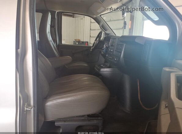 1GAZGNFG2H1293631 2017 CHEVROLET EXPRESS Серебряный Вид салона спереди