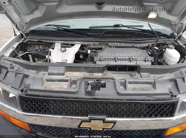 1GAZGNFP3L1253972 2020 CHEVROLET EXPRESS Silver Widok z tyłu