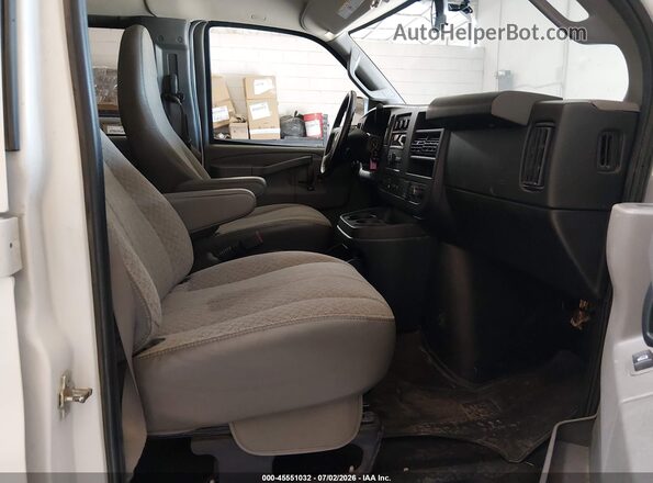 1GAZGNFP3P1113975 2023 CHEVROLET EXPRESS White Вид салону спереду