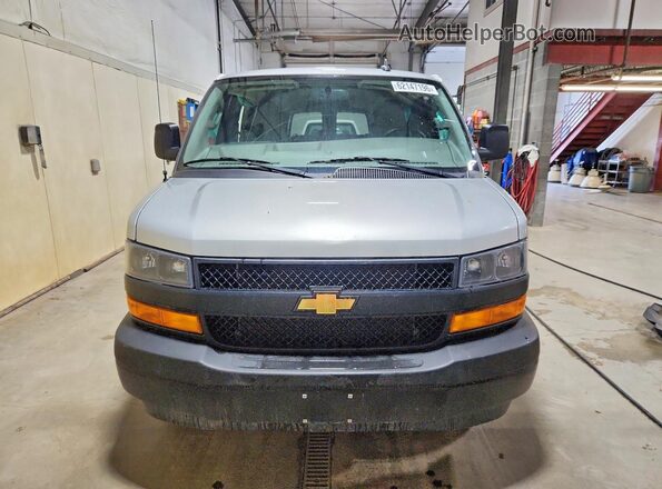 1GAZGNFP4P1105982 2023 CHEVROLET EXPRESS Серебряный Вид спереди