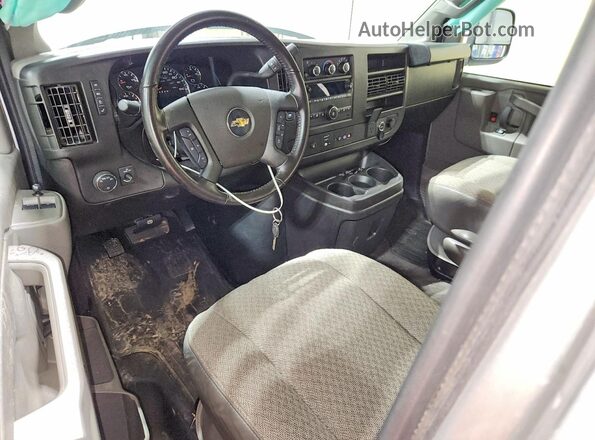 1GAZGNFP4P1105982 2023 CHEVROLET EXPRESS Серебряный Вид панели приборов