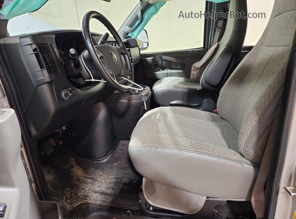 1GAZGNFP4P1105982 2023 CHEVROLET EXPRESS Серебряный Вид салона спереди