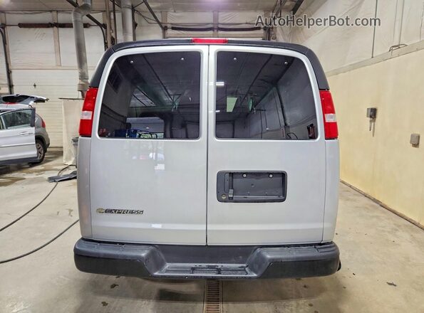 1GAZGNFP4P1105982 2023 CHEVROLET EXPRESS Серебряный Вид сзади